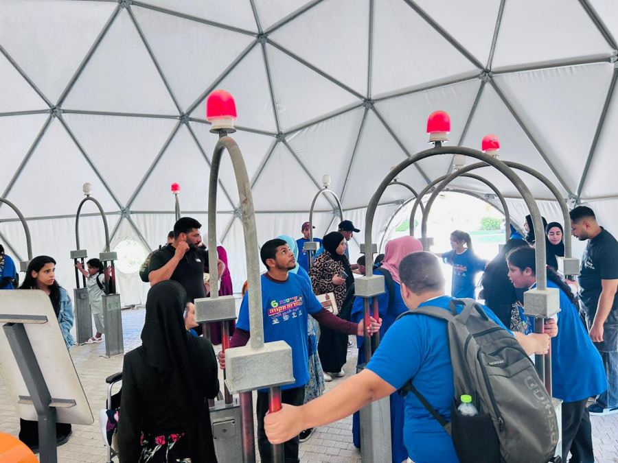 رحلة علمية ممتعة ومليئة بالاكتشافات ضمن فعاليات مخيم شموع الأمل برهط